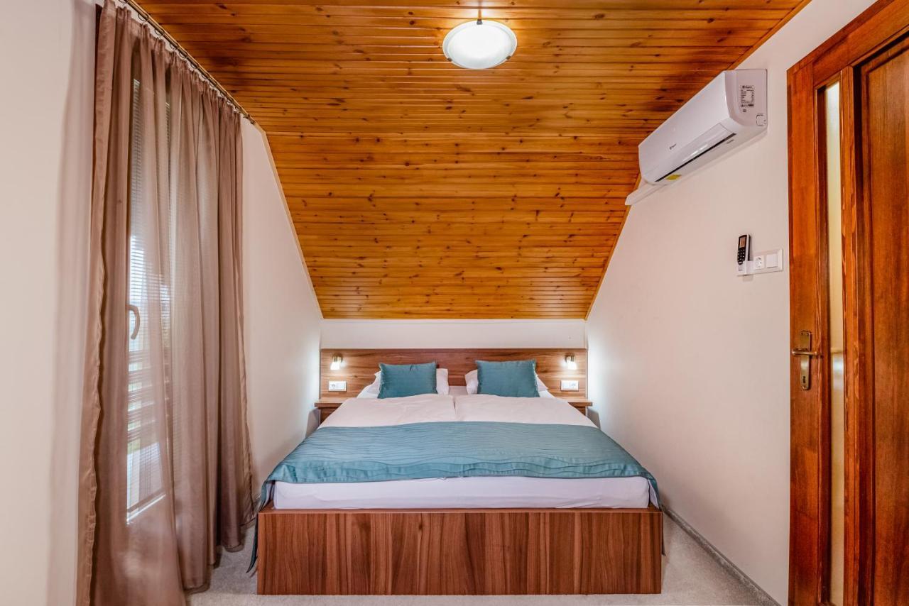Posteleki Vendeghaz-Nyugalom Szigetei Villa Gyula Exterior photo